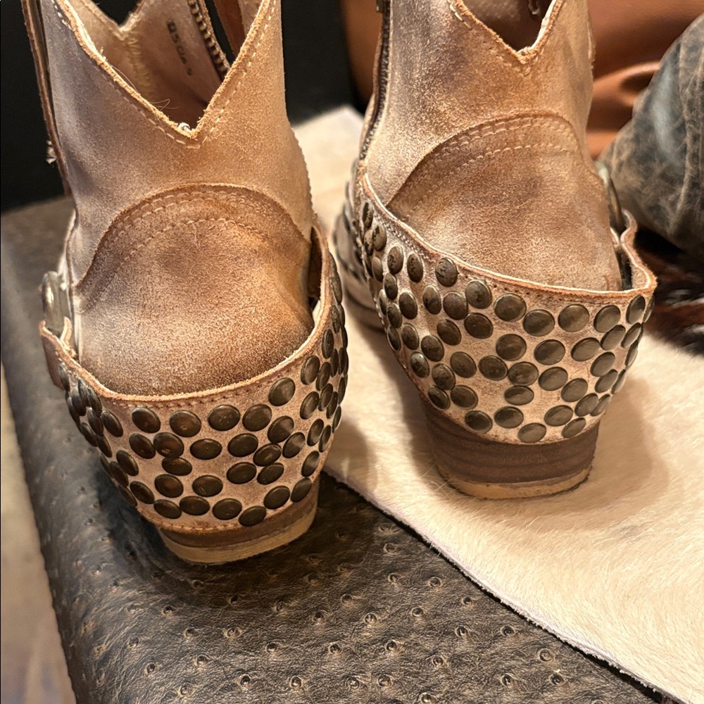 CIRCLE G WOMEN'S HARNESS & STUDS BOOTIES - ROUND TOE - Picture 3 of 14